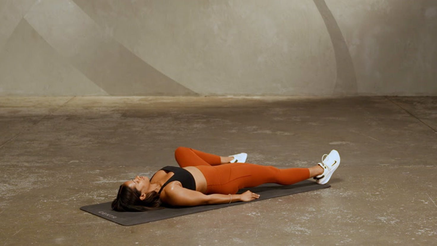 Tutorial: Lying hip circles - Centr