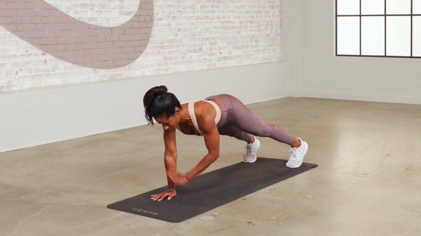 Tutorial: Plank shoulder tap - Centr