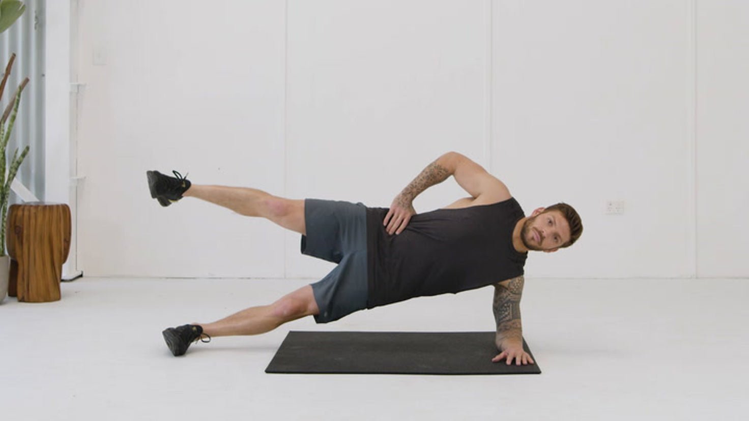 Tutorial: Side plank + leg raise - Centr