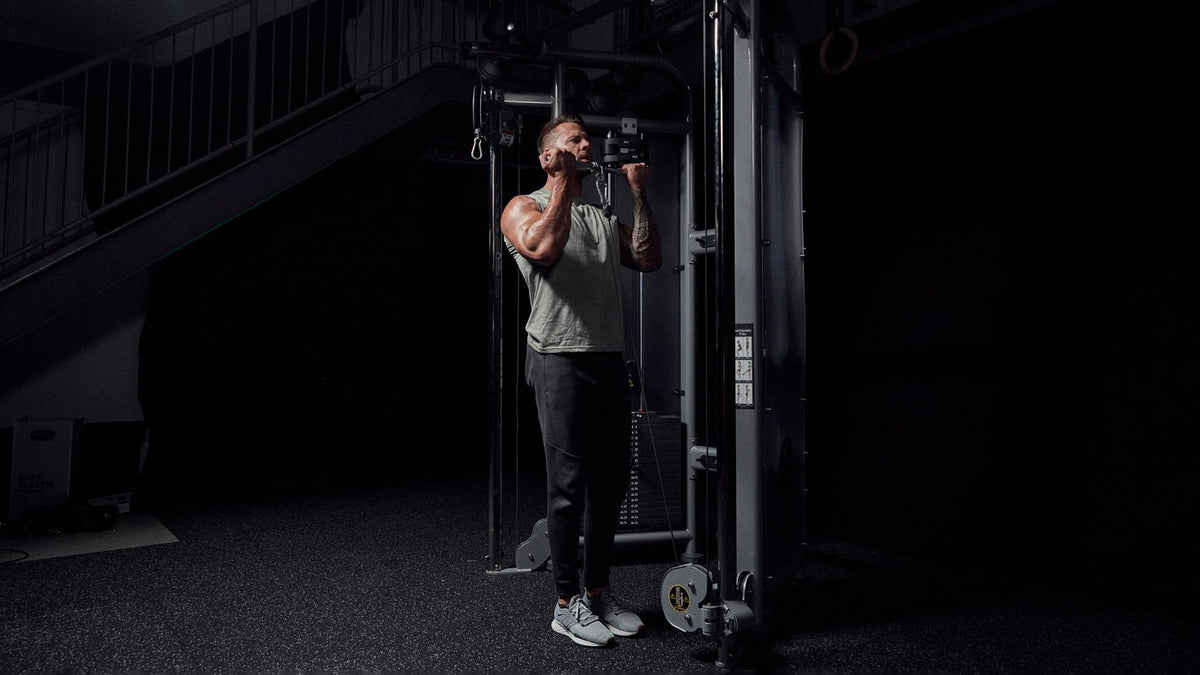 Tutorial: Standing cable curl - Centr
