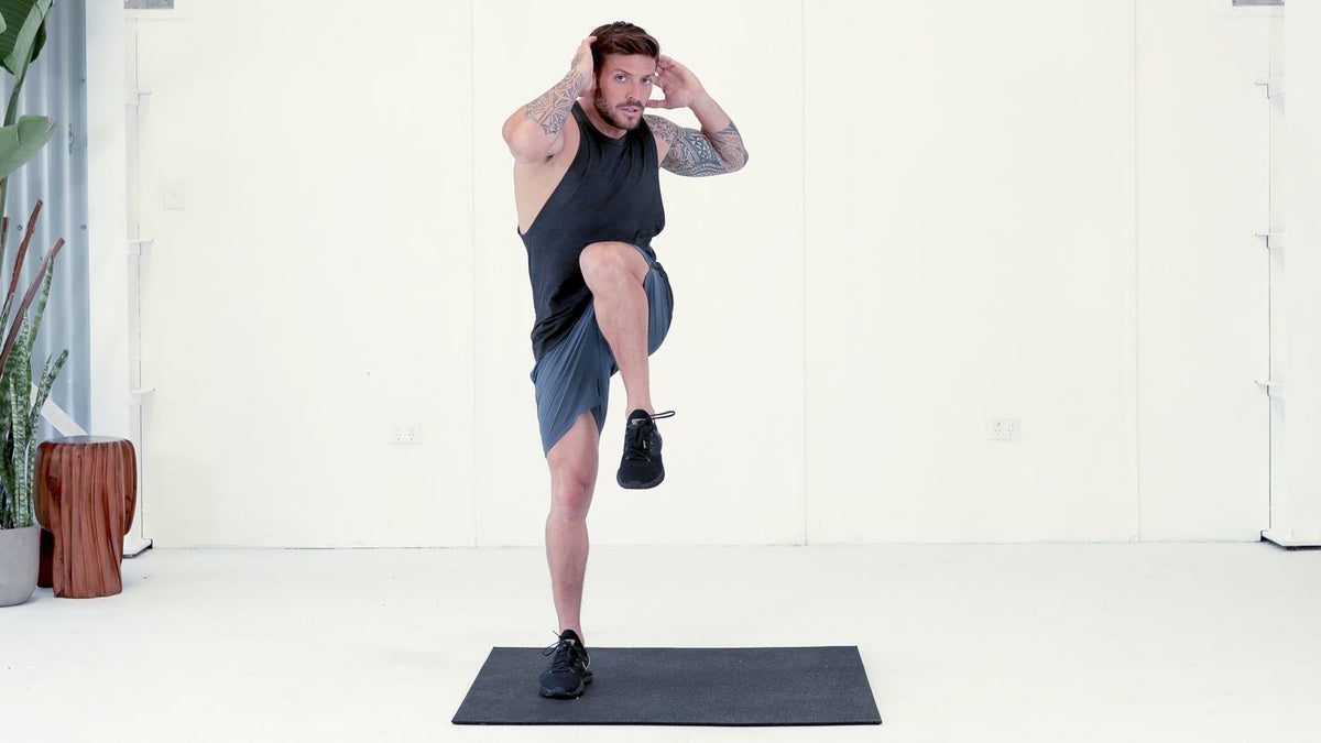 Tutorial: Standing elbow-to-knee crunch - Centr