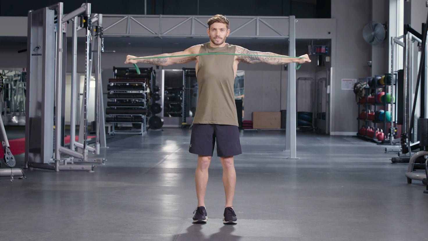 Tutorial: Standing rear flys - Centr