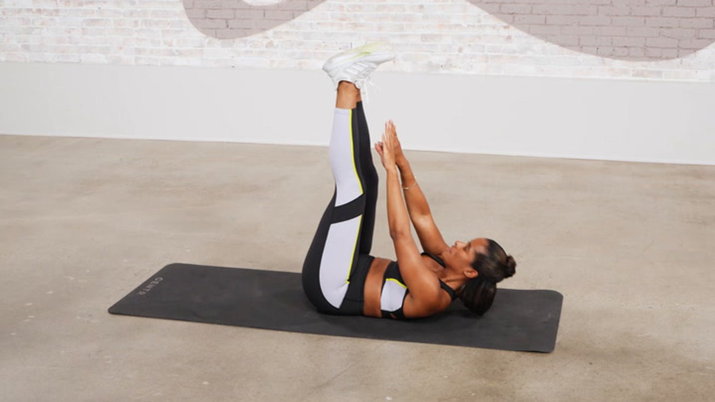 Tutorial: Toe touches - Centr