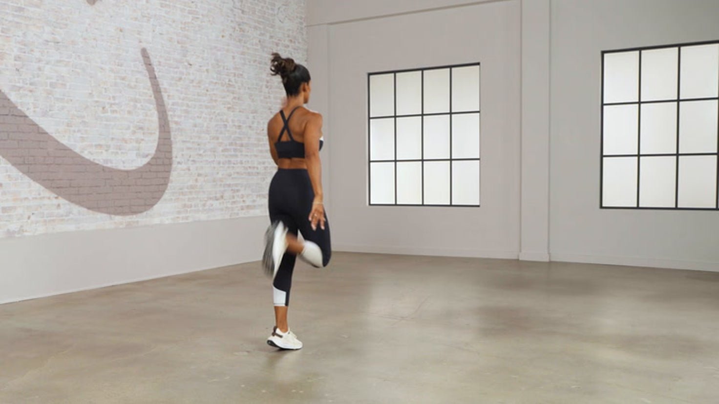 Tutorial: Walking butt kicks - Centr