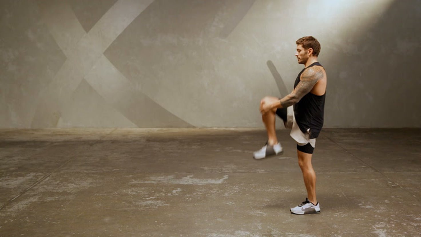 Tutorial: Walking glute stretch - Centr