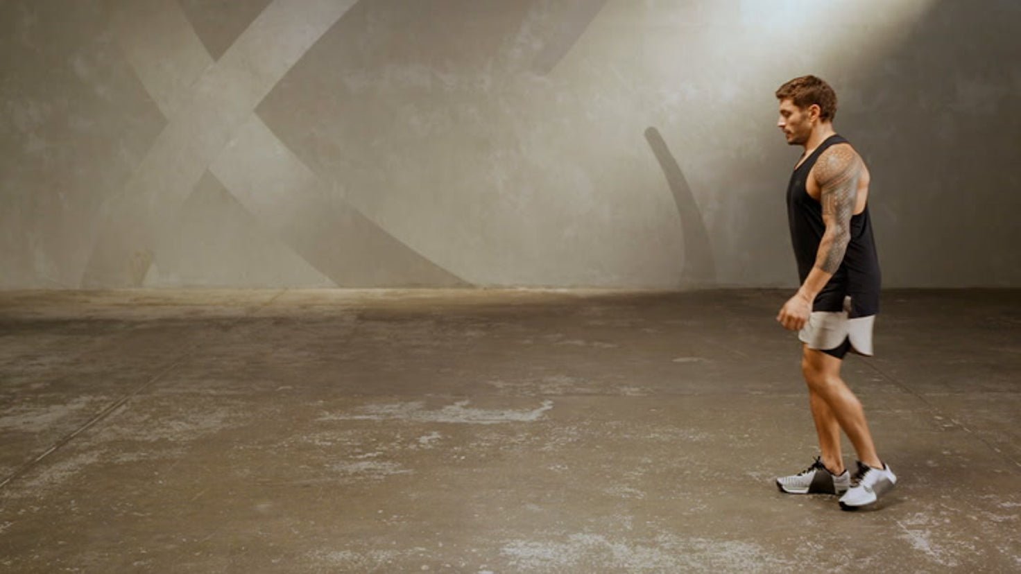 Tutorial: Walking hamstring sweeps - Centr