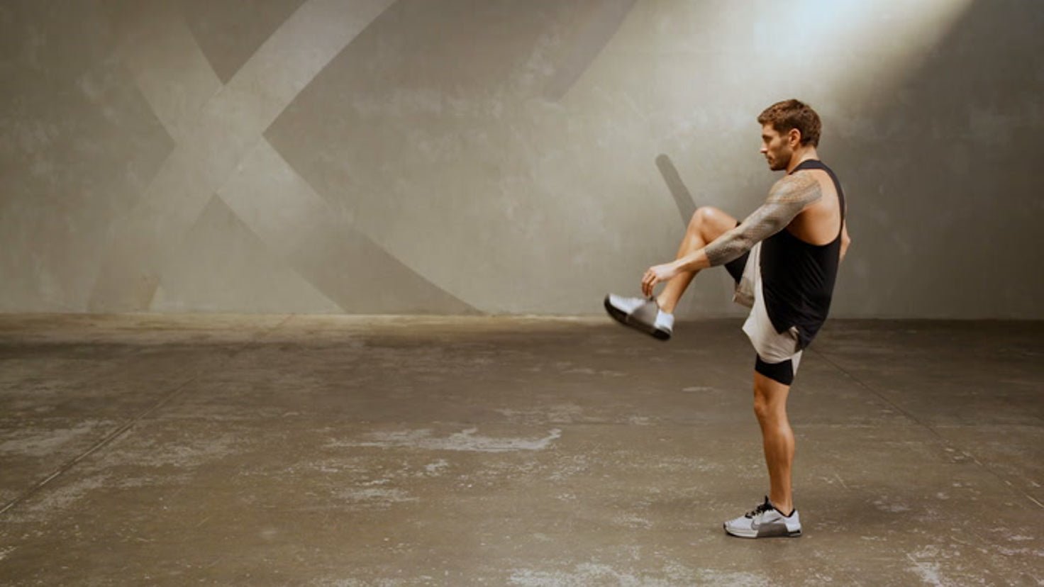 Tutorial: Walking hip openers - Centr