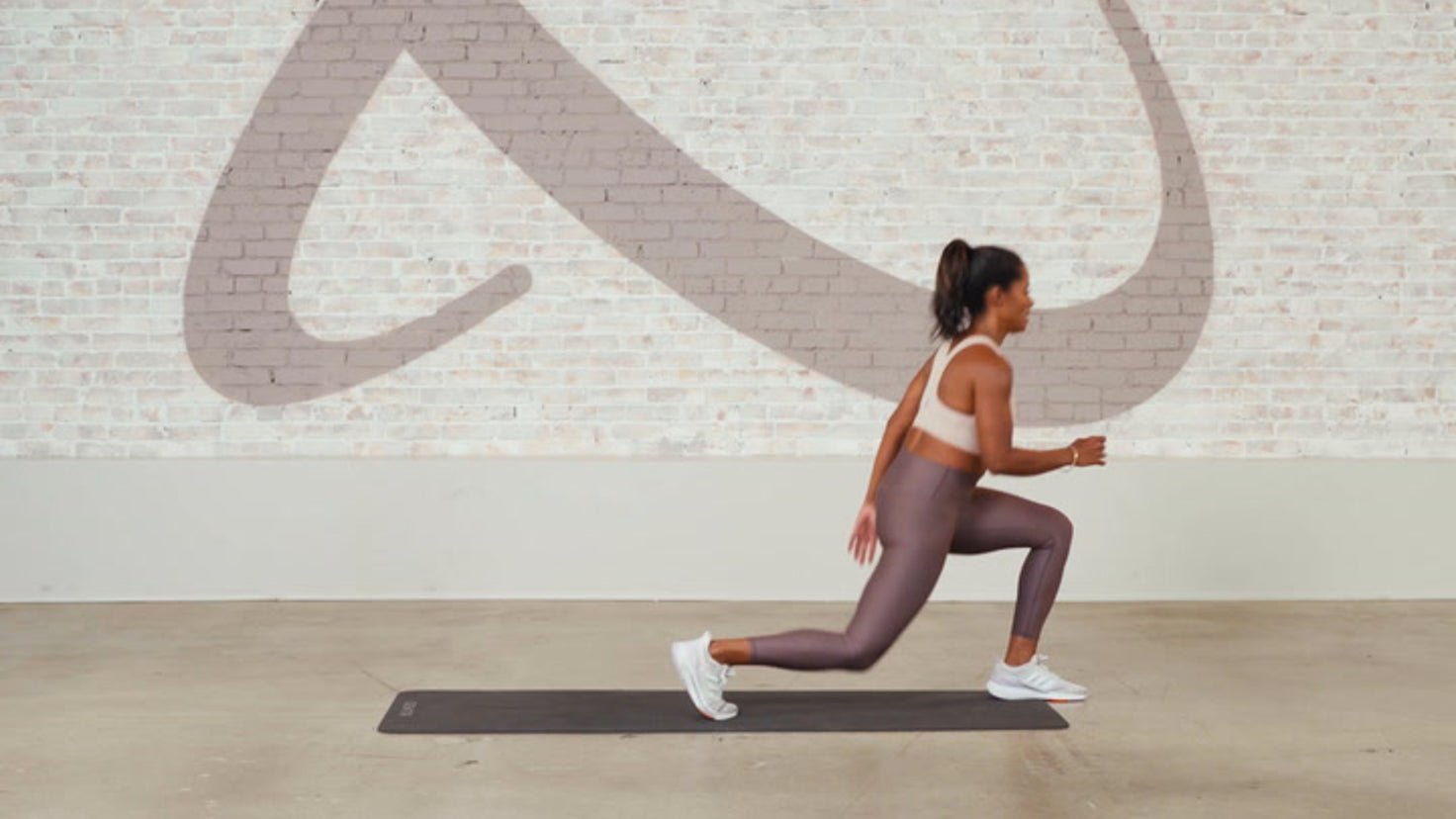 Tutorial: Walking lunges + knee drives - Centr