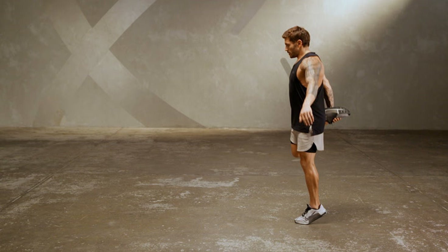 Tutorial: Walking quad stretch + calf raise - Centr